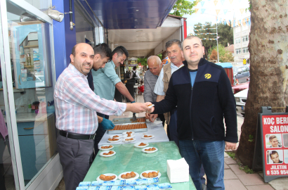 Emekli olunca vatandaşlara baklava ikram etti