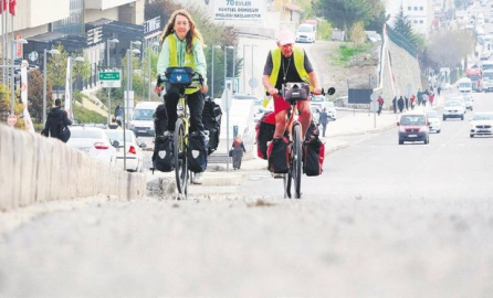 İSVİÇRELİ çift TÜRKİYE'de torunlarını ziyaret etmek için bisikletleriyle yola çıktı