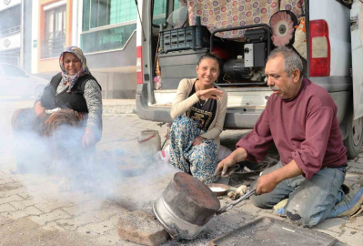 Yok, olmaya yüz tutan kalaycılığı 'seyyar' olarak devam ettiriyor