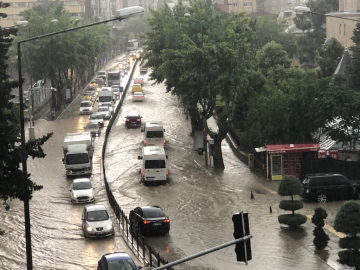 Amasya'da sağanak; yollar ile bazı ev ve iş yerlerini su bastı