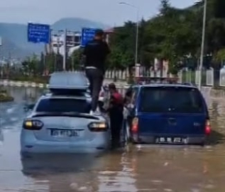 AMASYA'da Sel Sularının Ortasında Mahsur Kalan Aileyi İtfaiye Ekipleri Kurtardı