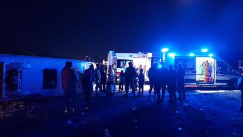 Minibüs İle Otomobil Çarpıştı: 14 Yaralı