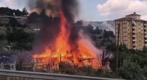 Çıkan Yangında, Baraka Kullanılmaz Hale Geldi