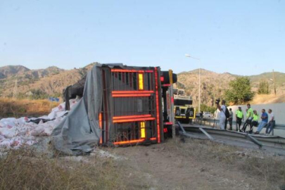 Çevre yolunda tır devrildi: 1 ölü