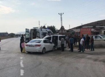 Otomobil ile hafif ticari araç çarpıştı: 3 yaralı