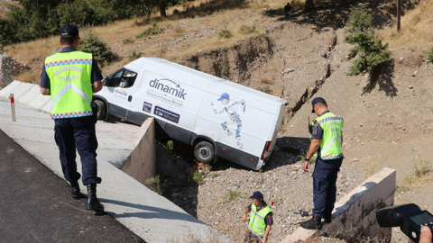 Amasya’da devrilen hafif ticari aracın sürücüsü yaralandı
