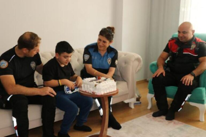 Polisten bedensel engelli Mustafa’ya doğum günü sürprizi 