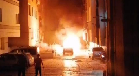 Amasya’da park halindeki otomobil alev alarak yandı