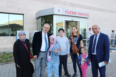 Yüzme havuzunun kapıları otizmli çocuklara açıldı