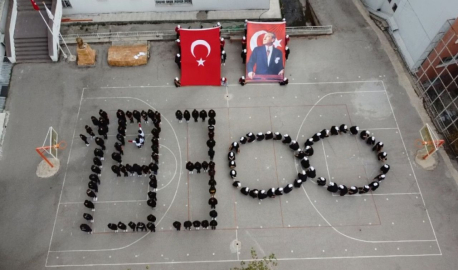 Öğrencilerden 10 Kasım koreografisi