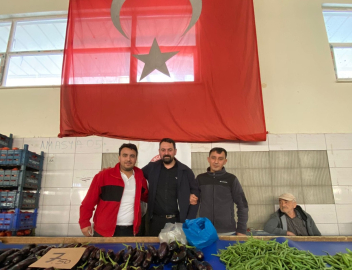 Pazarcılardan ihtiyaç sahibi ailelere askıda sebze ve meyve desteği