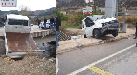 Amasya’da kamyonet köprüde askıda kaldı: Anne ve kızı yaralandı