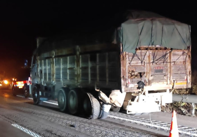 Hafif ticari araç, kamyona çarptı: sürücü ağır yaralandı