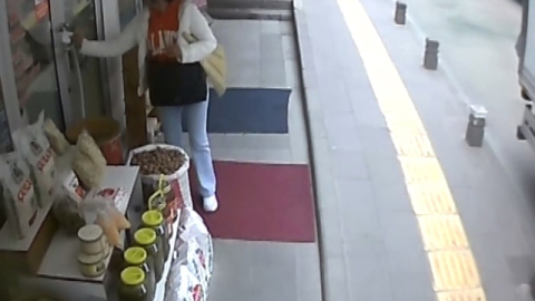 Kapalı dükkanın önünden aldığı süpürgenin parasını göndermek için not bıraktı