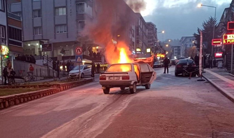 Seyir halindeki otomobil alev alev yandı