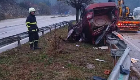 Amasya’da otomobil bariyere çarptı: 2 yaralı