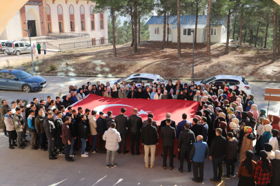 Üniversite öğrencilerinden şehitleri anma ve teröre lanet töreni