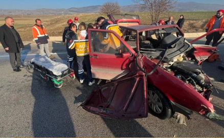 Amasya’da otomobilde sıkışan sürücüyü itfaiye kurtardı
