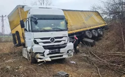 Tır yoldan çıktı: Sürücü yaralandı