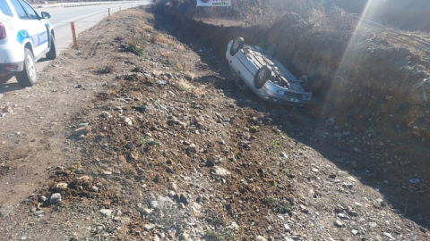 Otomobil sulama kanalına devrildi: 3 yaralı