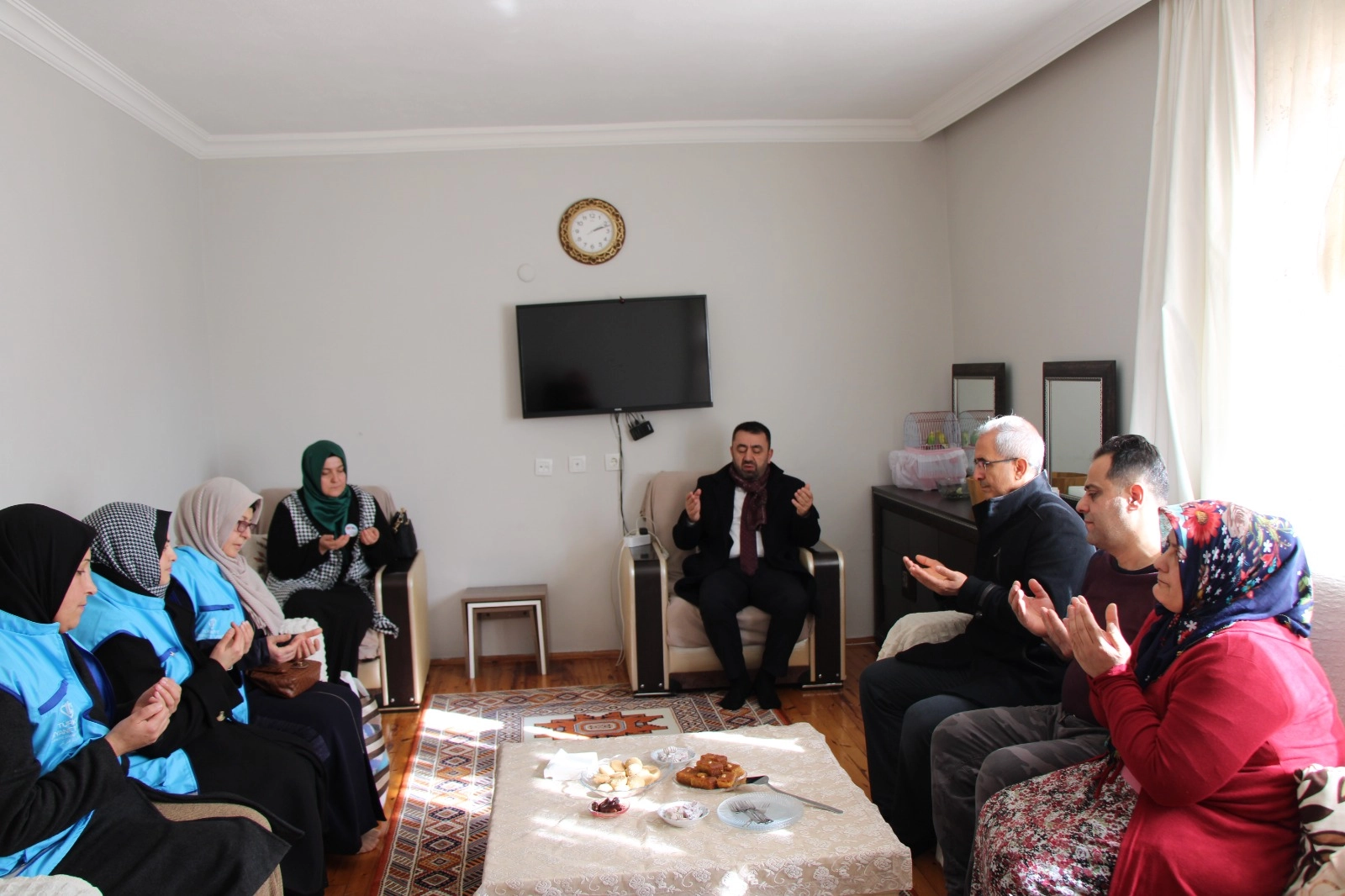 Müftü Ayvaz, depremzede aileleri ziyaret etti