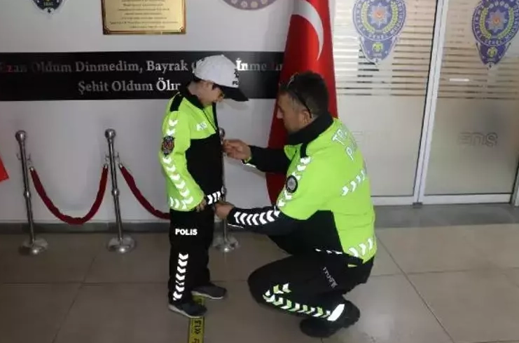 Küçük kağan 1 günlüğüne trafik polisi oldu