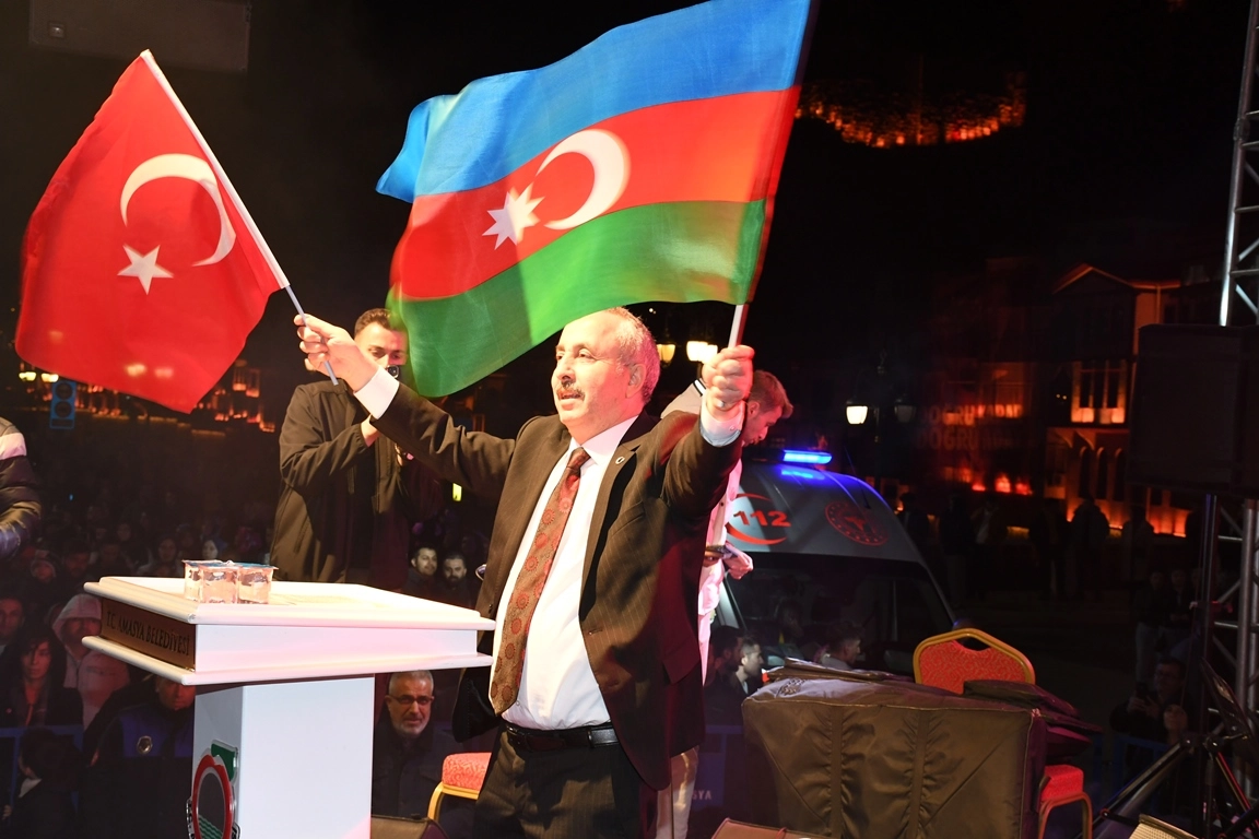 Soğuk havaya rağmen Azerin konserini on binlerce Amasyalı izledi