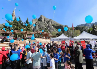 Mavi balonlar otizm farkındalığı için havalandı