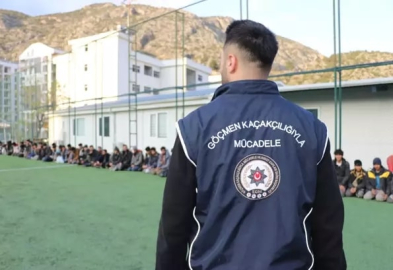 Tır dorsesinden 64 kaçak göçmen çıktı