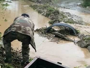 Amasya’da aşırı yağış yolları kapattı, hayvanlar mahsur kaldı