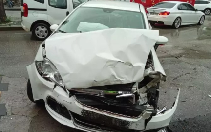 Minibüs ile otomobil çarpıştı: 3 yaralı