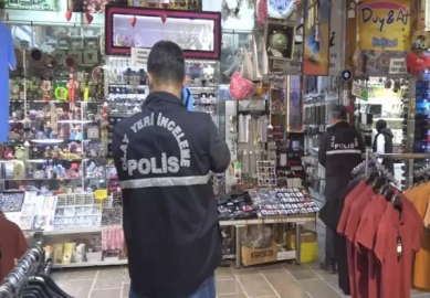 İşyerinden hırsızlık yapan şüpheliler kamerada