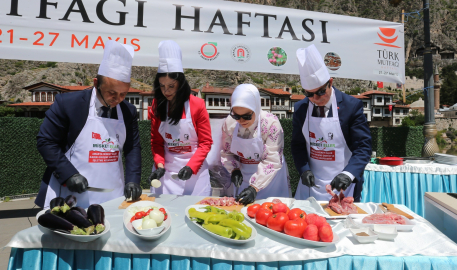 Vali ve belediye başkanı önlükleri takıp “Şehzade Kebabı” yaptı