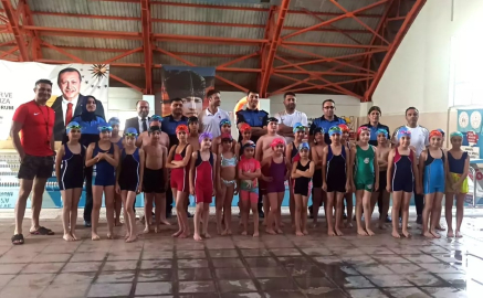 Polis abilerinden çocuklara yüzme kursu