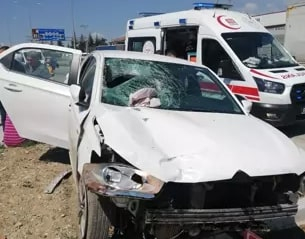 Yol kenarında meyve satan esnafa otomobil çarptı: 1 ölü, 2 yaralı