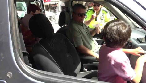 Polisten ön koltukta oturan çocuğa uyarı: Ceza yazarsak çikolata paran gider