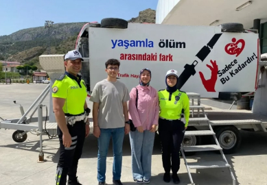 Polis, bayram yolcularına “simülasyon aracıyla” kemer uyarısı yaptı