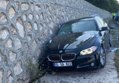 Amasya’da otomobil istinat duvarına çarptı: 1 ölü, 4 yaralı