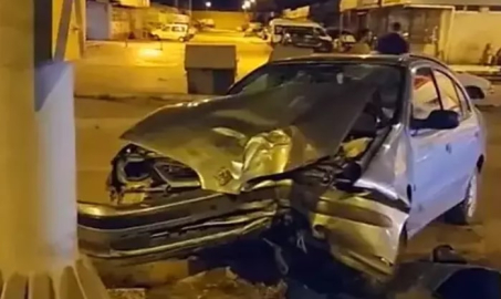 Otomobil aydınlatma direğine çarptı: 2 yaralı