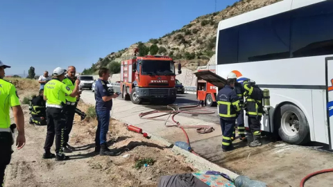 Otobüsün motor kısmında çıkan yangın sonrası 38 yolcu tahliye edildi