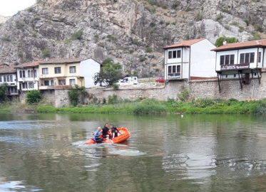 Belediye Ekipleri Yeşilırmak Nehri’ni temizledi