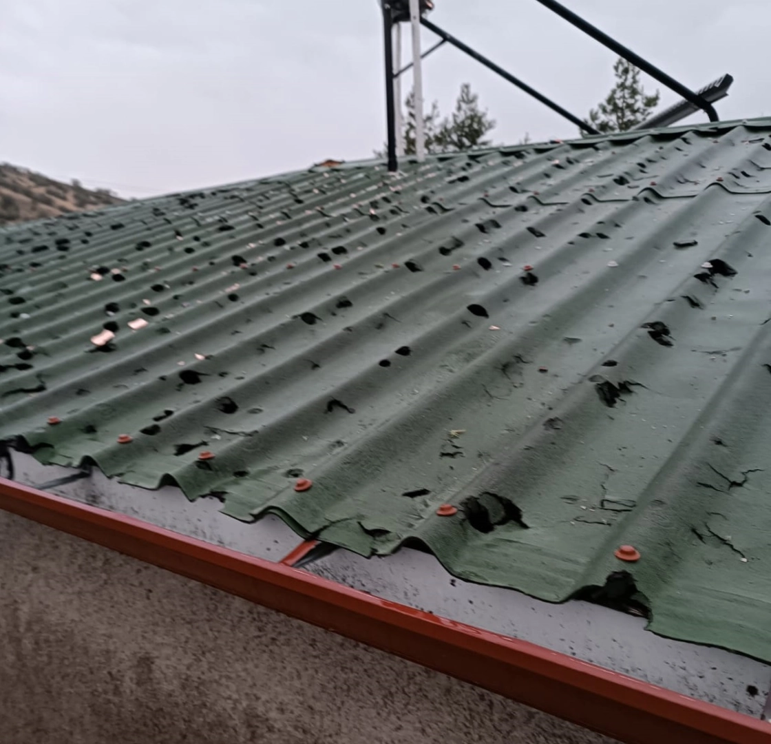 Amasya’da etkili olan dolu yağışı evlere ve mahsullere zarar verdi