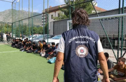 Afgan göçmenler, alüminyum yüklü TIR’ın dorsesinden çıktı