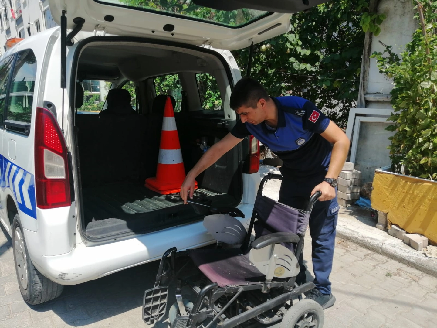 Amasya Belediyesi, engelli vatandaşın tekerlekli sandalyesini tamir etti