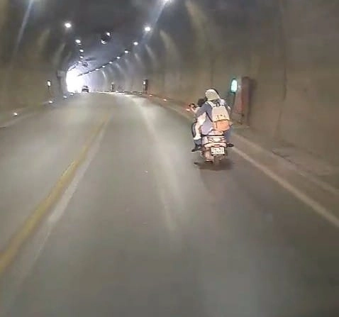 Amasya’da motosiklet üzerinde tehlikeli yolculuk kamerada