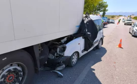 TIR’a çarpan hafif ticari aracın sürücüsü hayatını kaybetti