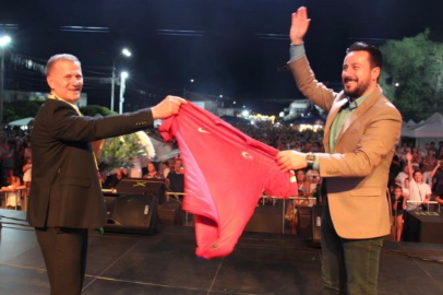 Özdemir, Gagavuzya Komrat’daki Türkleri ziyaret etti