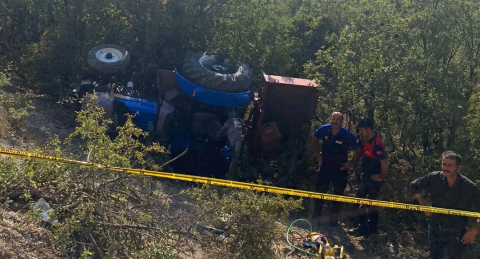 Devrilen traktörün altında kalan sürücü hayatını kaybetti