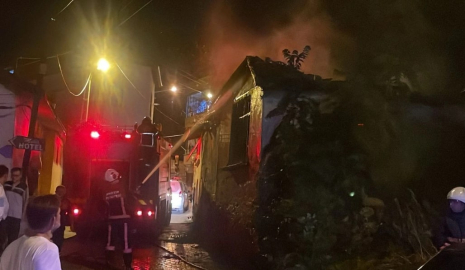 Torpilden çıkan yangın, metruk evi kullanılmaz hale getirdi