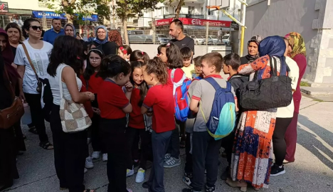 Öğrenciler ve veliler, görev yeri değişen öğretmenlerini geri istedi